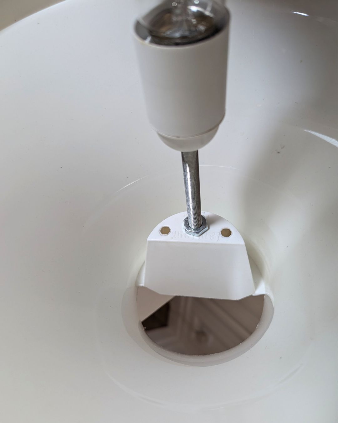 Lampe design “Mushroom” des Années 70 en verre opalin et socle en ABS