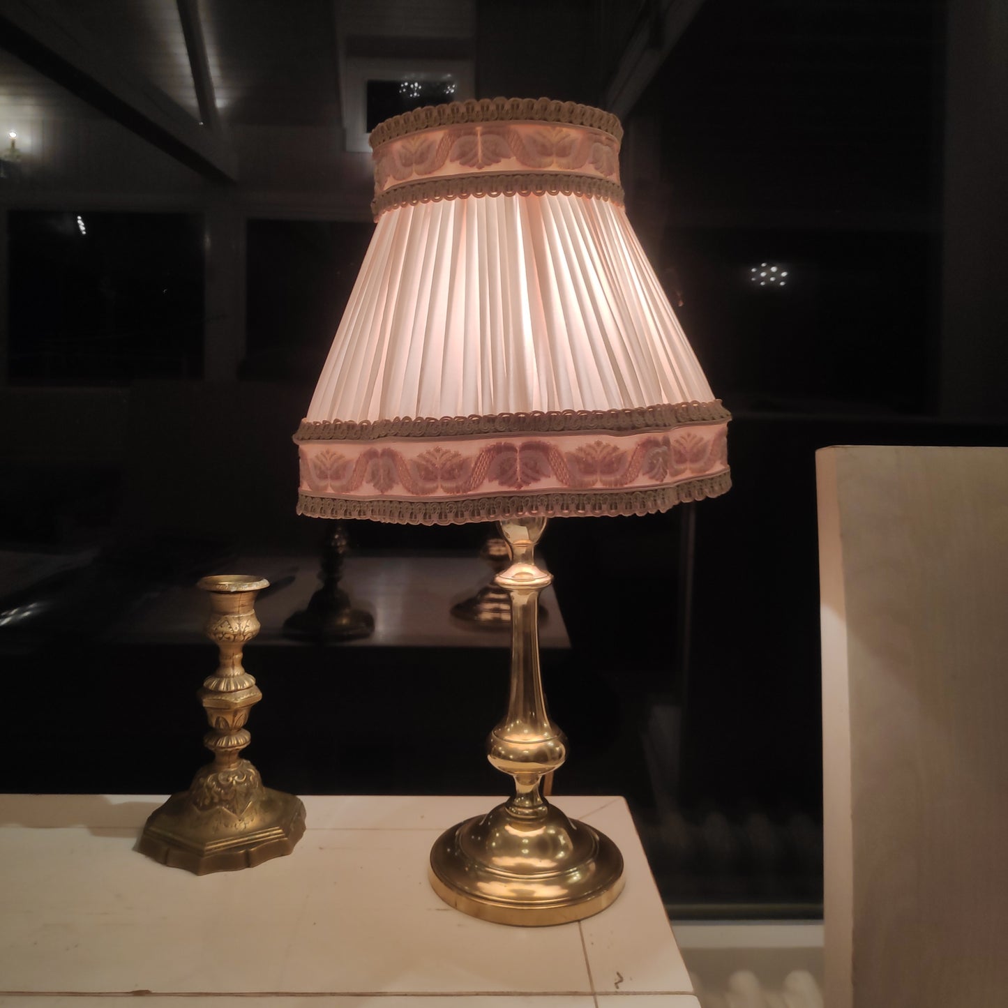 Lampe à poser en laiton doré abat-jour à galons roses