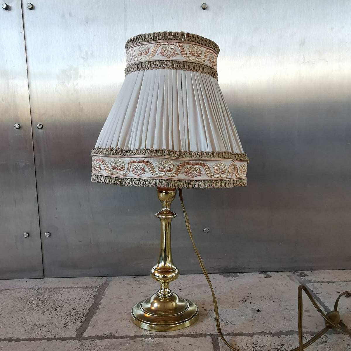 Lampe à poser en laiton doré abat-jour à galons roses