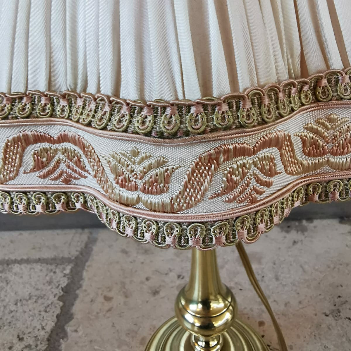 Lampe à poser en laiton doré abat-jour à galons roses