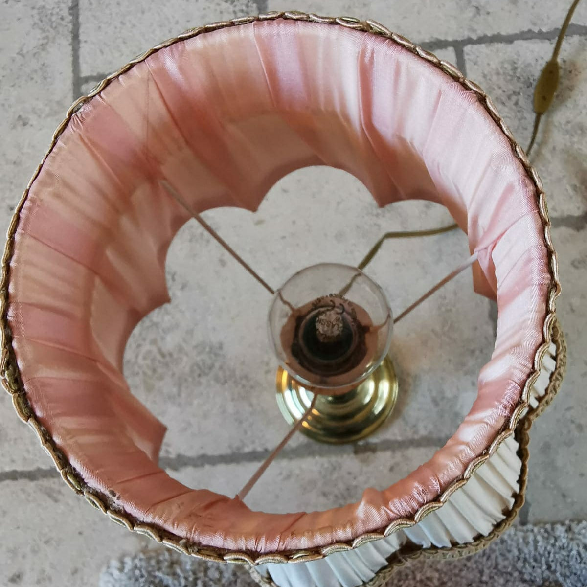Lampe à poser en laiton doré abat-jour à galons roses
