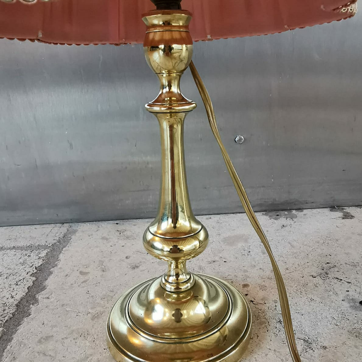 Lampe à poser en laiton doré abat-jour à galons roses