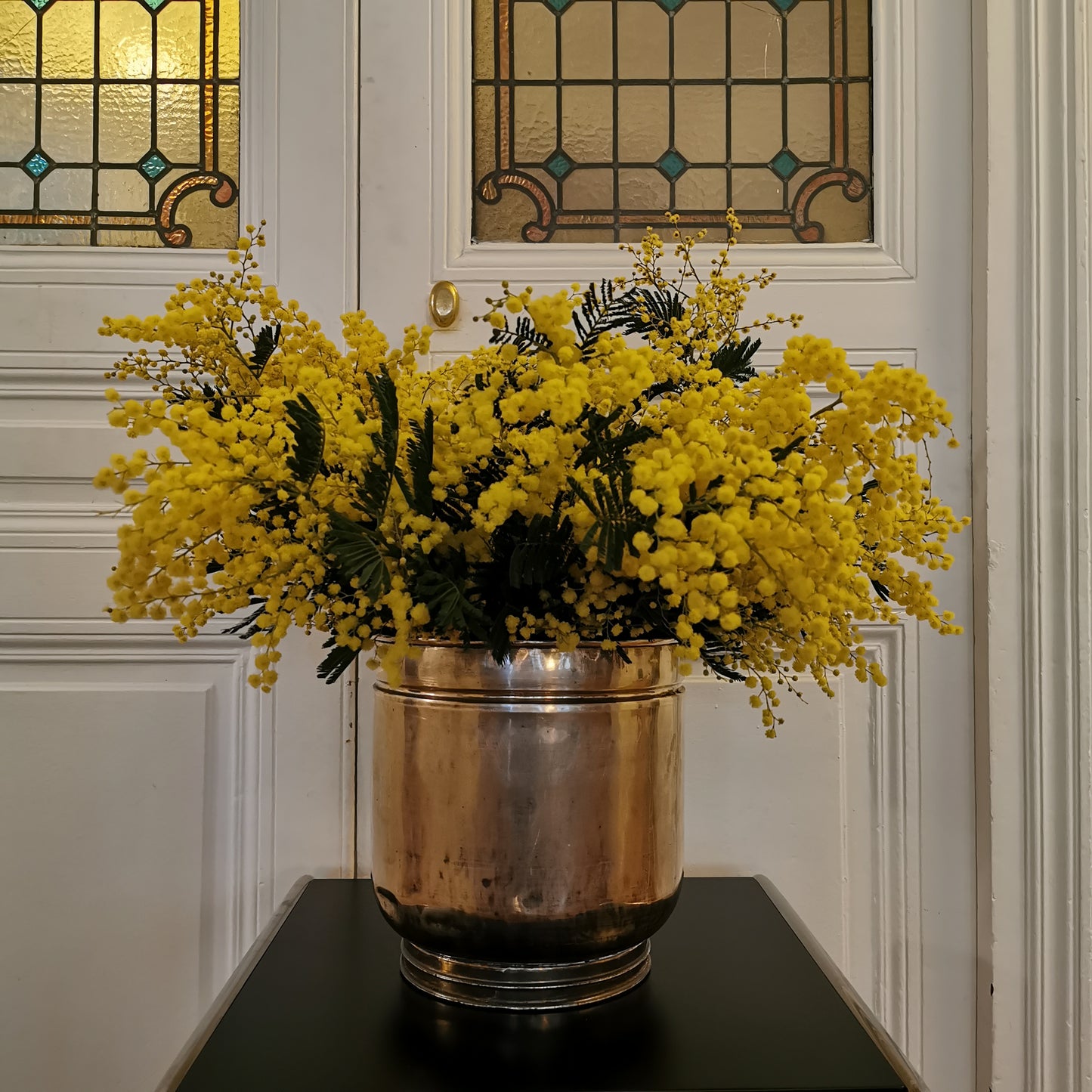 Cache pot ou vase en laiton ancien