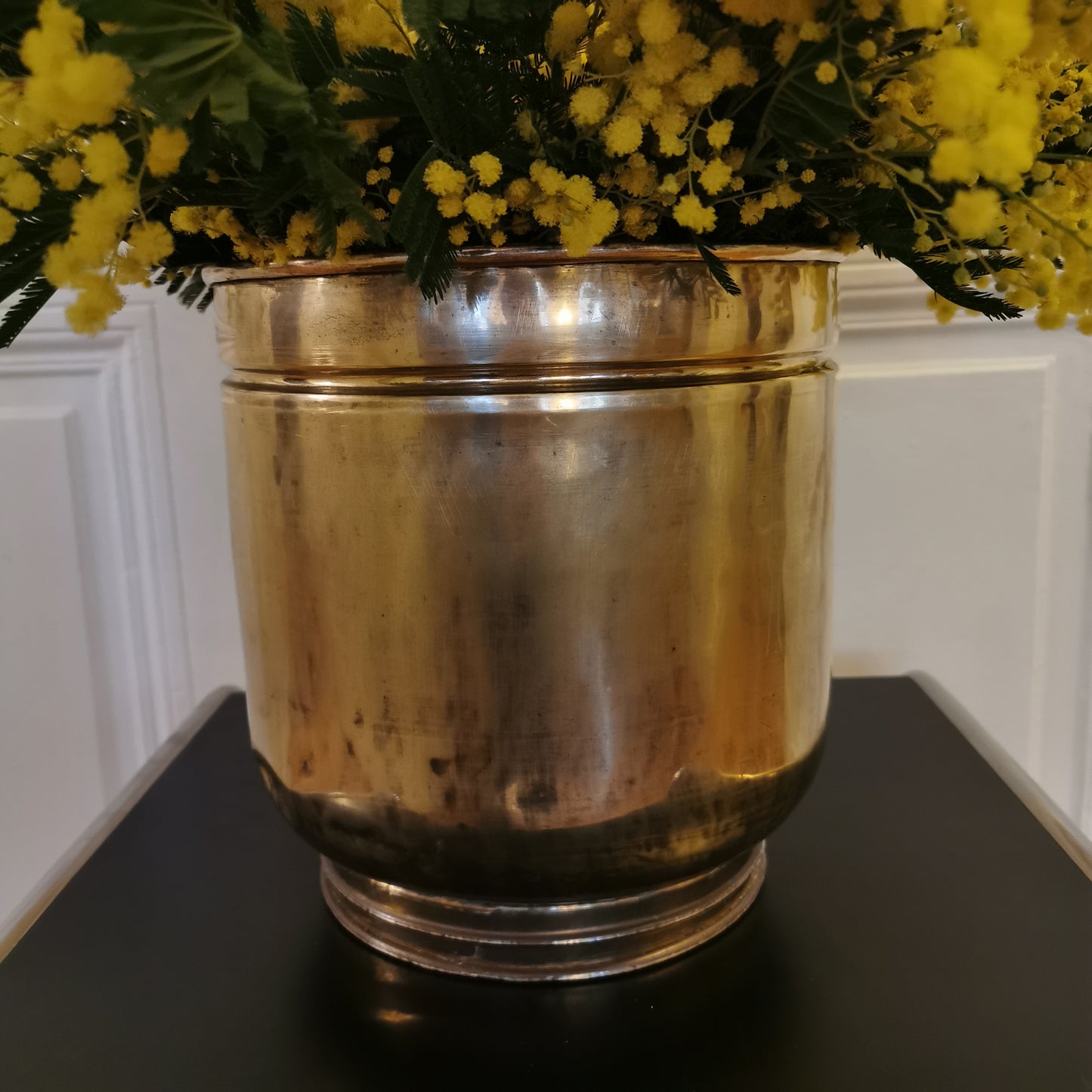 Cache pot ou vase en laiton ancien