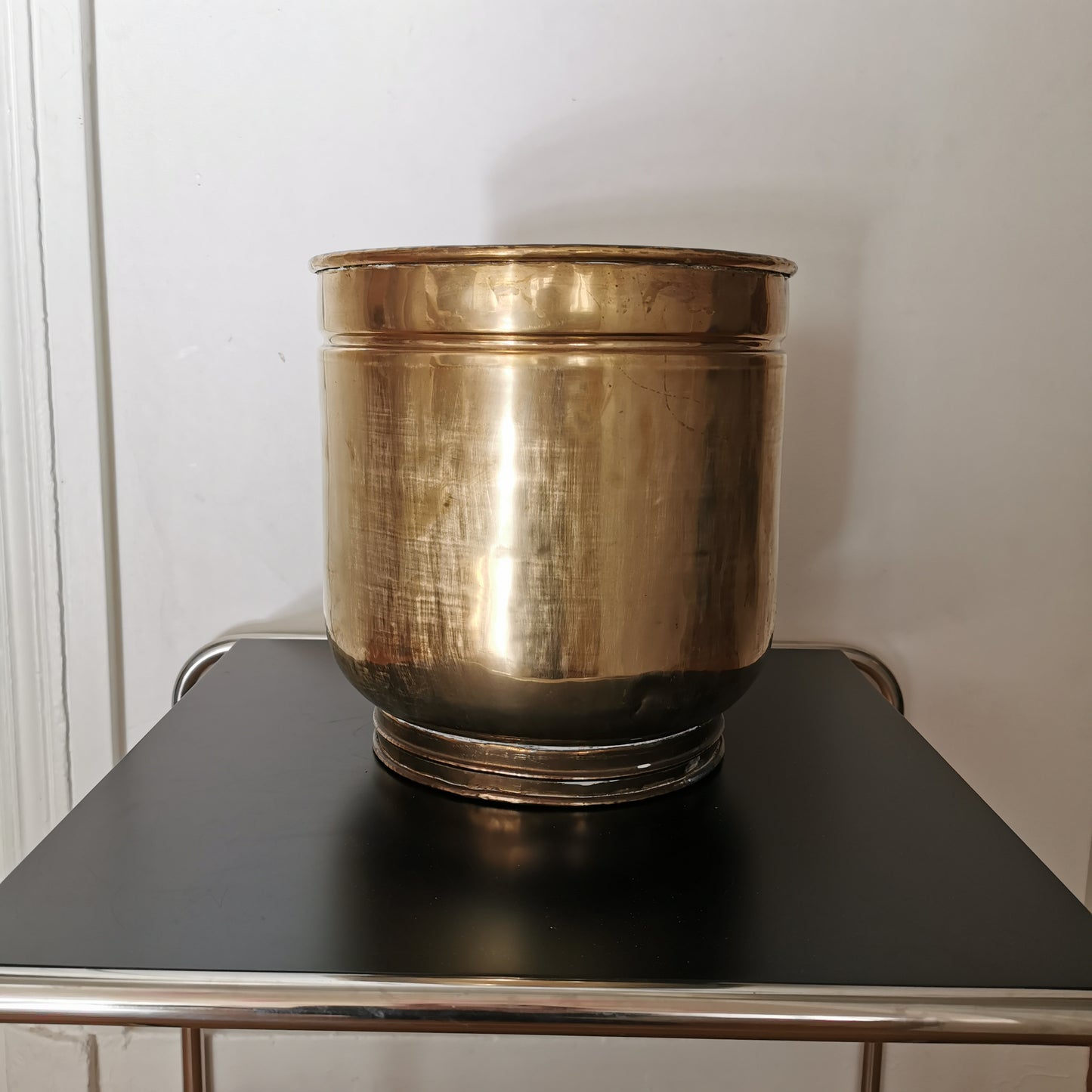Cache pot ou vase en laiton ancien