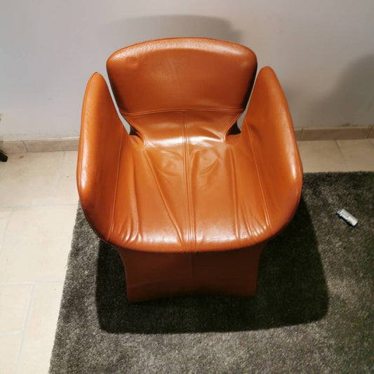 Petit fauteuil Moroso Bloomy en cuir Camel par Patricia Urquiola