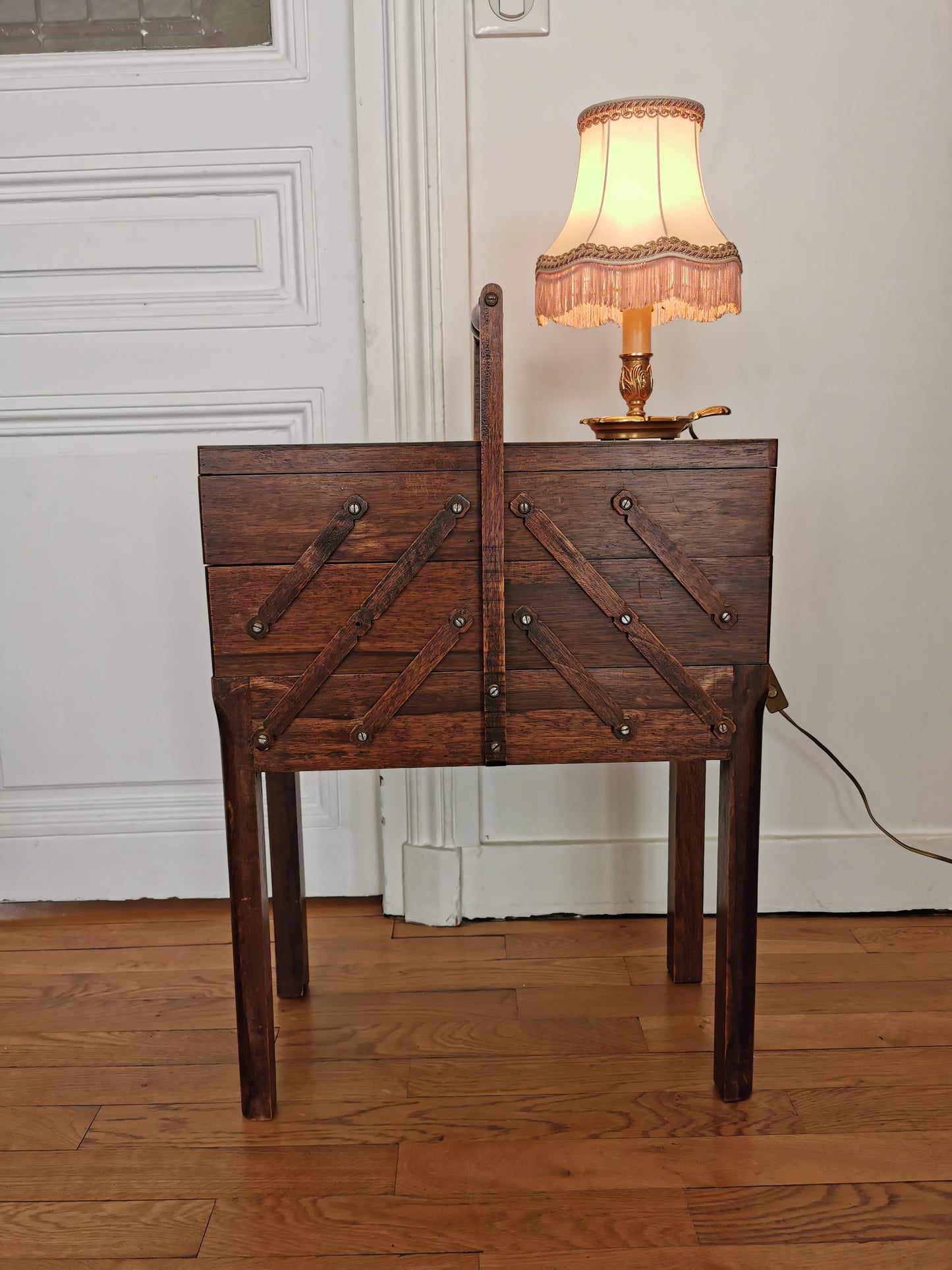 Travailleuse en bois ancienne