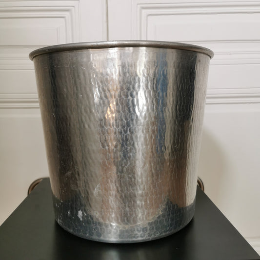 Grand cache pot en aluminium martelé