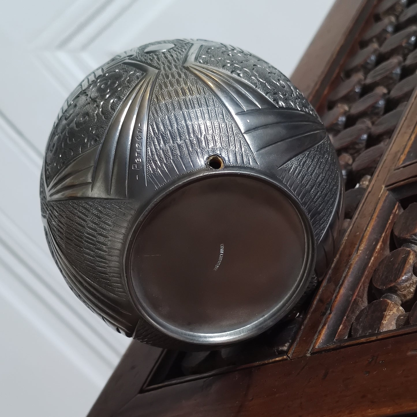 Vase en étain signé Pétizon art déco