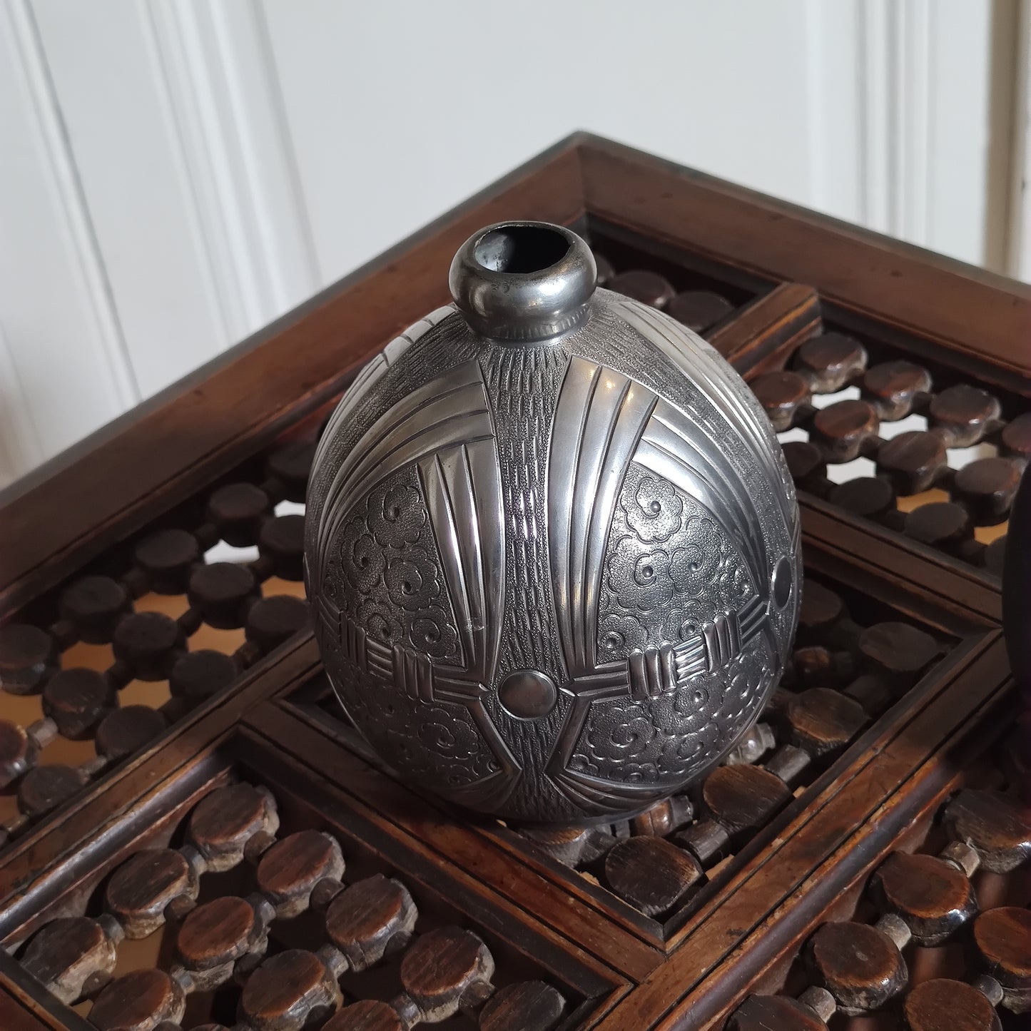 Vase en étain signé Pétizon art déco