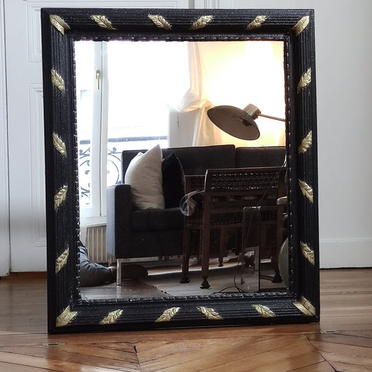 Grand miroir en XX ème siècle résine noire et dorée 