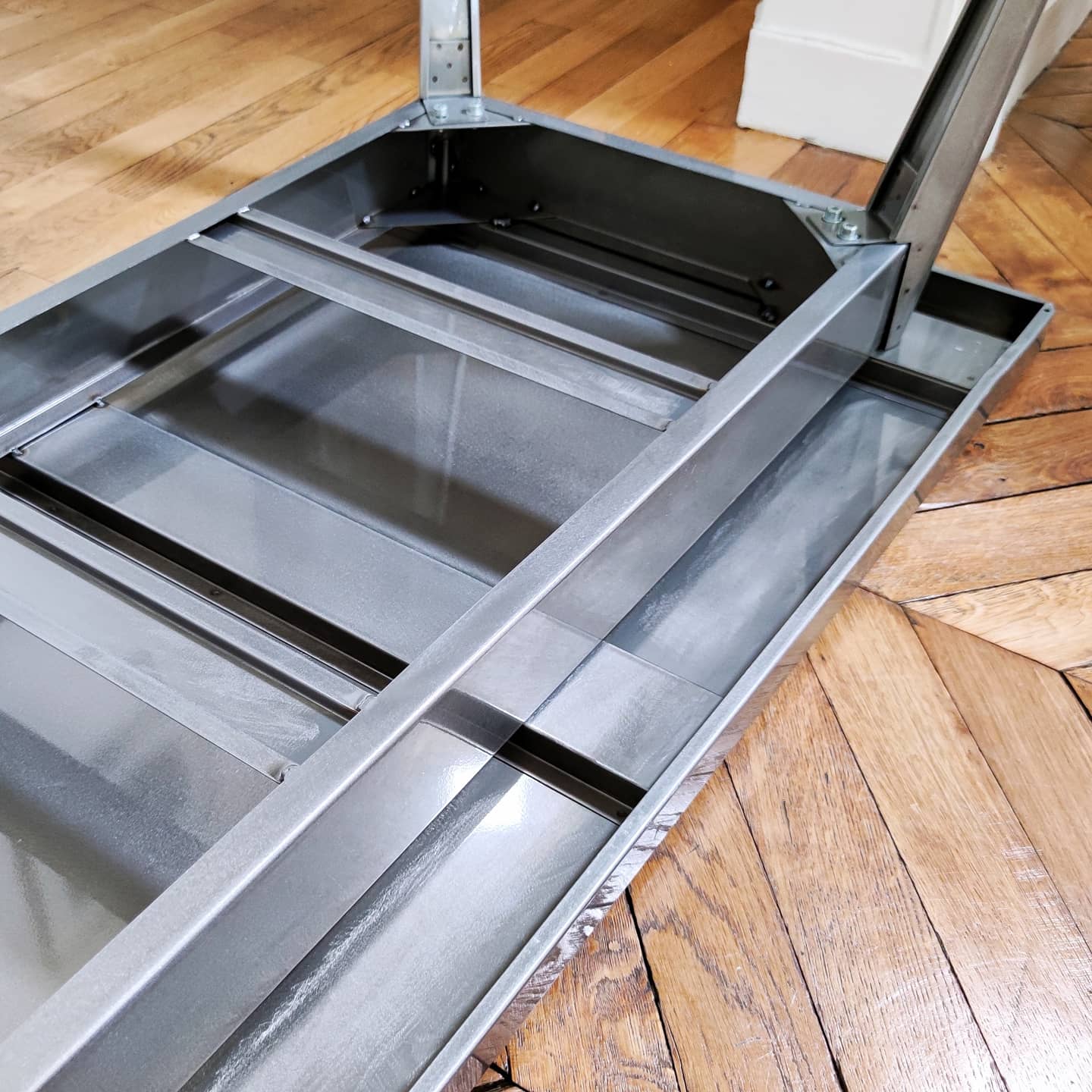 Table ou bureau Tolix 55 en tôle d'acier lustrée