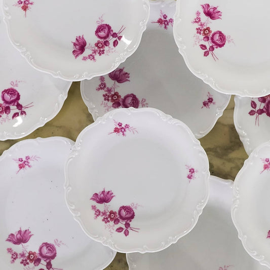 Assiettes en porcelaine vintage blanches et roses