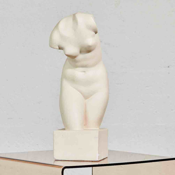 Sculpture d'un nu de femme en plâtre