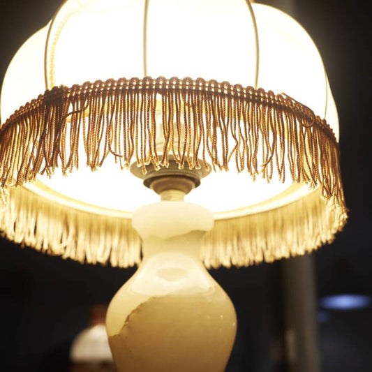 Lampe à franges rose poudré pied en albatra vintage